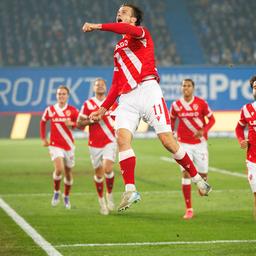 Video: Sportschau | 30.09.2025 | Patrick Halatsch | imago images/Andy Bünning Cottbus bejubelt den Treffer zum 1:0 in Rostock (imago images/Andy Bünning)