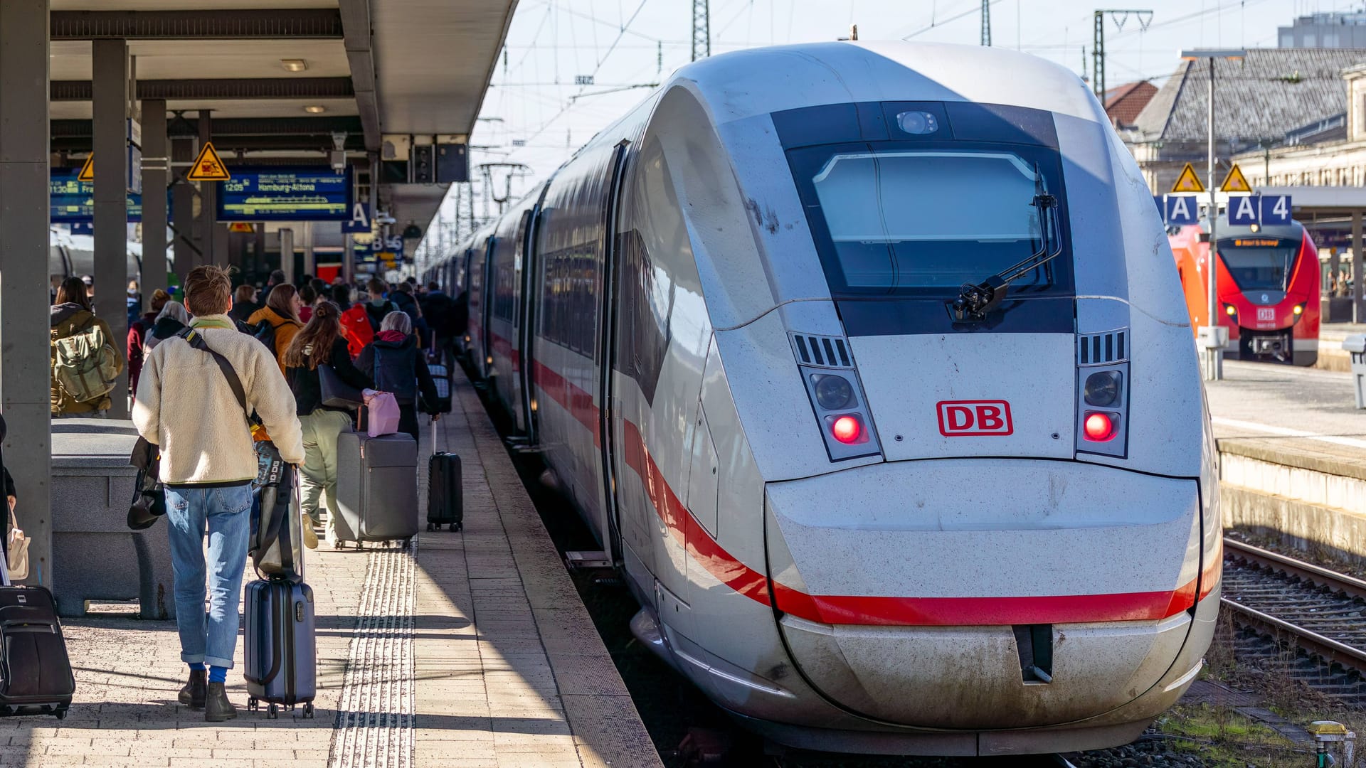 Reisende steigen am Nürnberger Hauptbahnhof in einen ICE (Archivbild):
