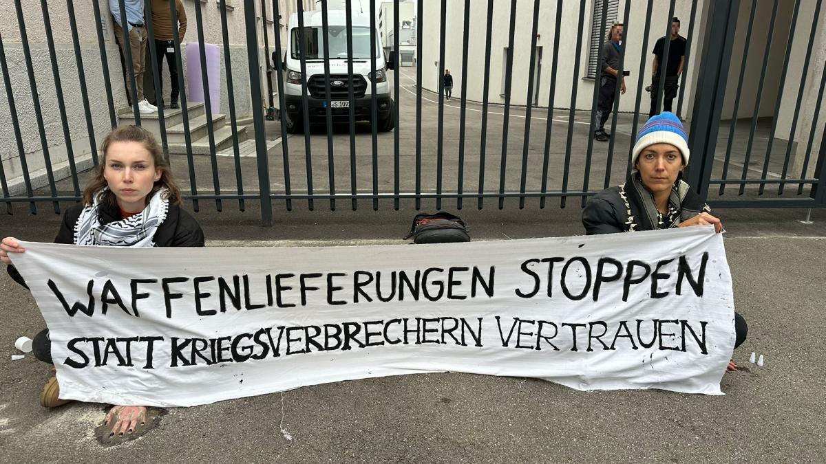 Polizeieinsatz bei Renk in Augsburg: Protest gegen Rüstungsgeschäfte