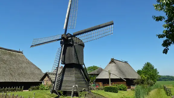 Eine alte Entwässerungsmühle im Museum Rieck-Haus in Hamburg-Curslack.