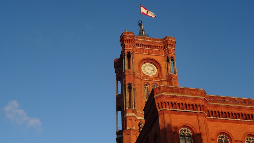 Rotes Rathaus mit Berlin-Flagge