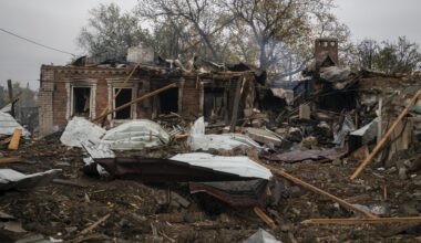 Zerstörte Häuser nach einem russischen Angriff in der Stadt Kramatorsk