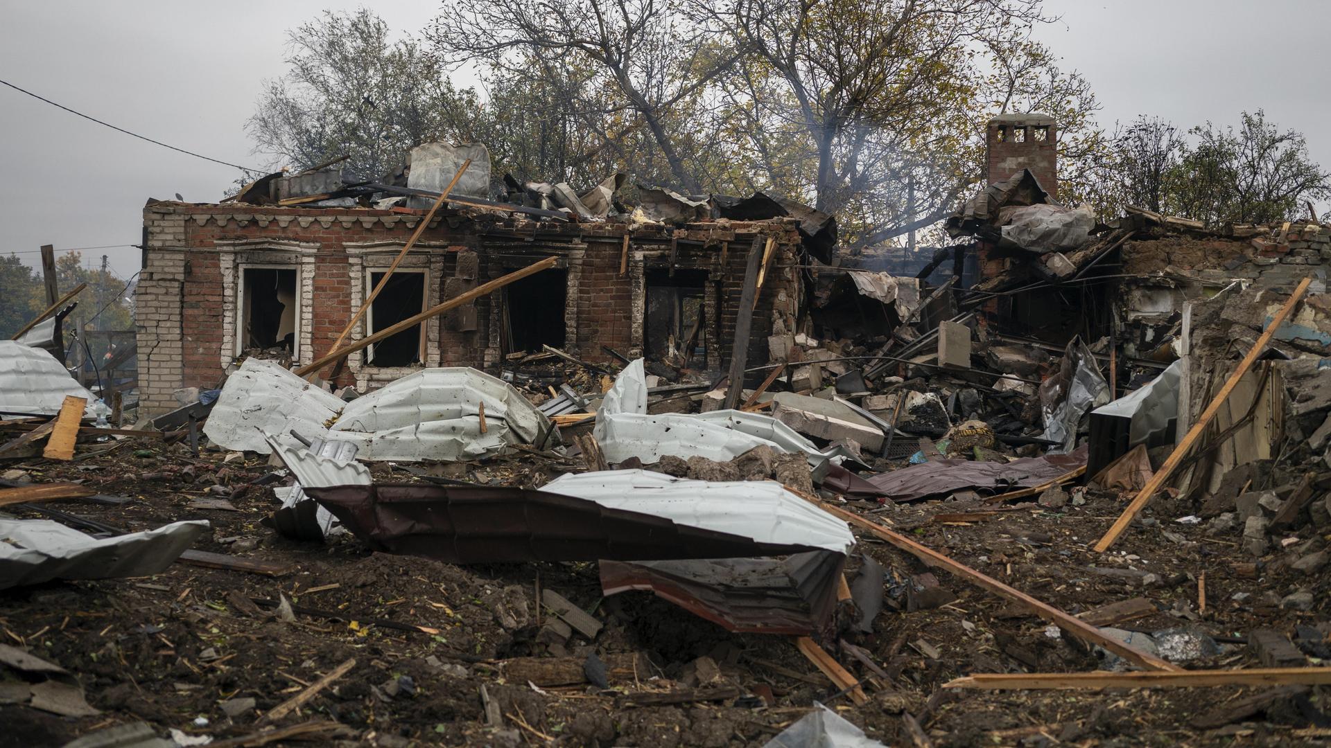 Zerstörte Häuser nach einem russischen Angriff in der Stadt Kramatorsk
