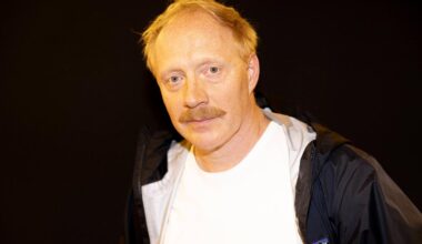 Schauspieler Simon Schwarz legt erstes Buch vor.