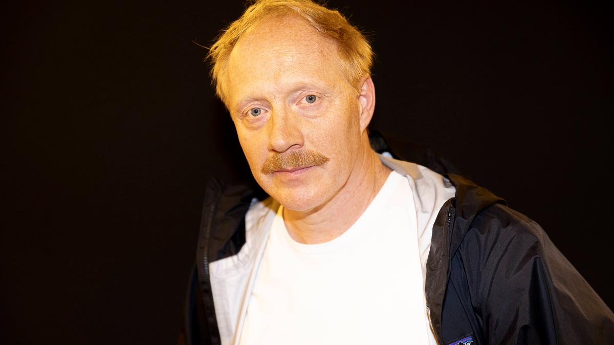 Schauspieler Simon Schwarz legt erstes Buch vor.