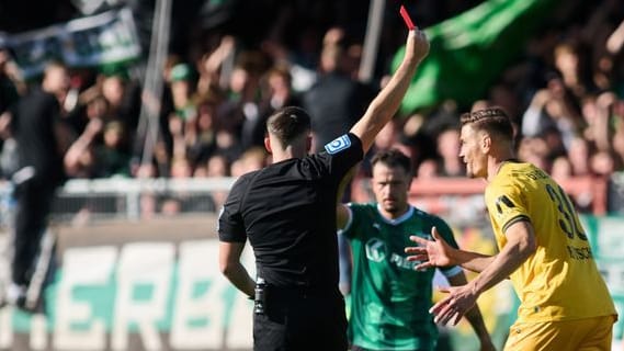 Schiedsrichter Tom Bauer zeigt Stefan Kutschke (Dynamo Dresden) die rote Karte nach einem Foul an Jorrit Hendrix (Preußen Münster, l.).