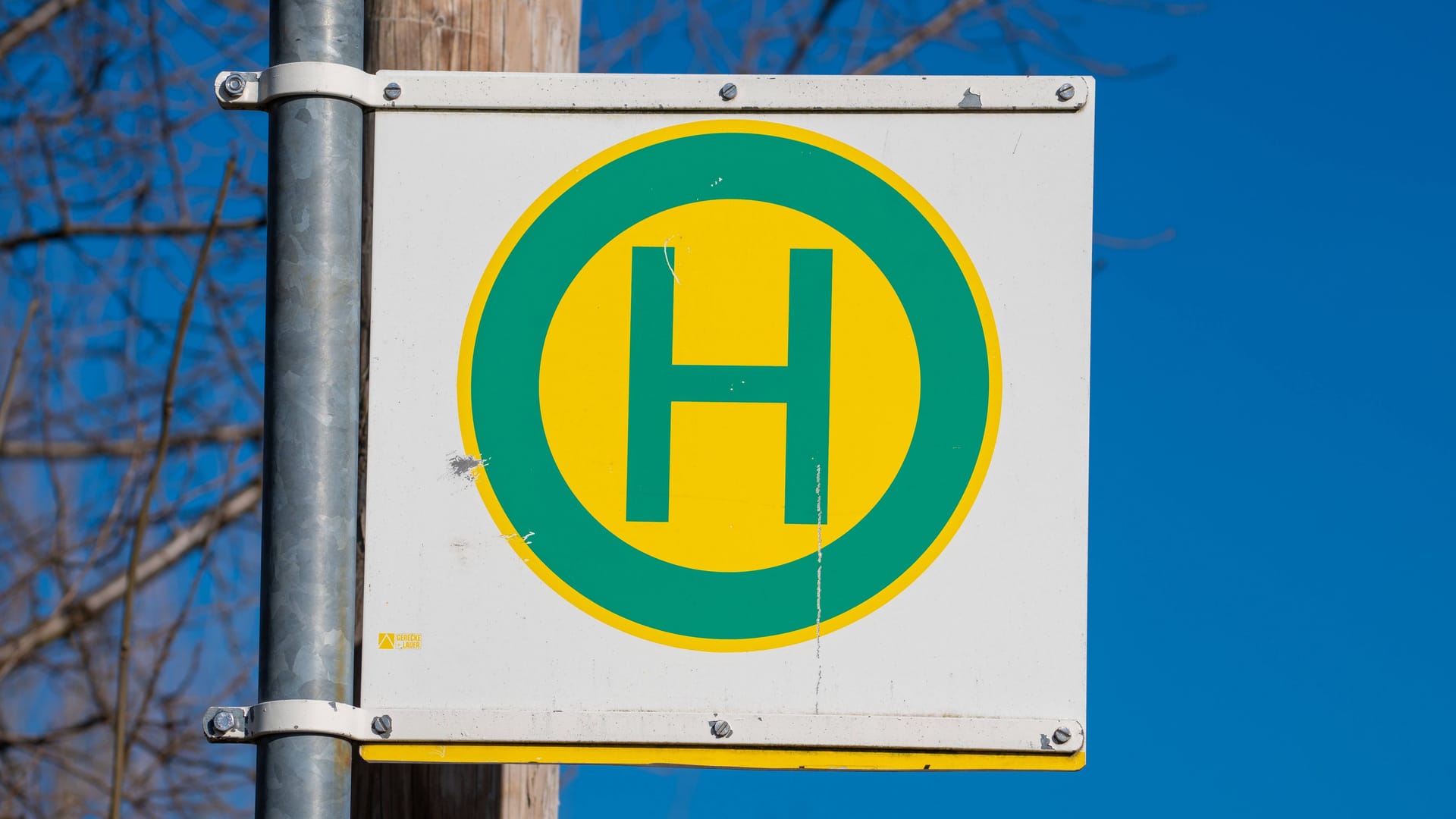 Schild einer Bushaltestelle (Symbolbild): Schild einer Bushaltestelle (Symbolbild):