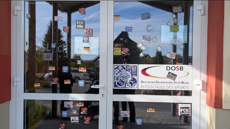 Einschusslöcher und rechtsextreme Aufkleber am Sportgymnasium Altenberg