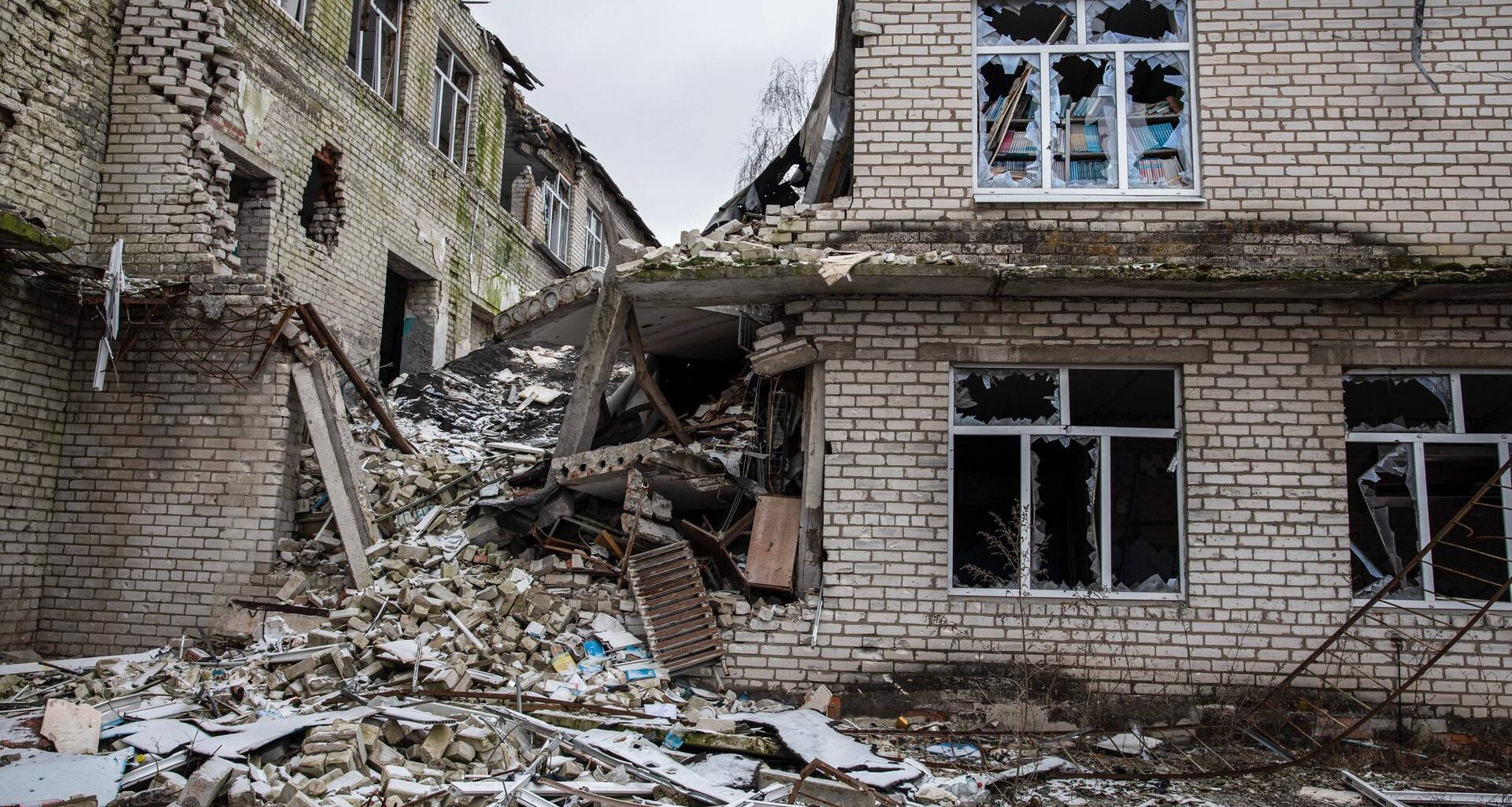 Ein zerstörtes Haus im Donbass