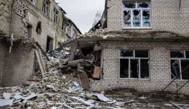 Ein zerstörtes Haus im Donbass