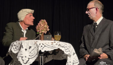 Schweyk (Norbert Kauschitz, li.) redet sich bei dem Gestapo-Agenten (Kolja Eicker) um Kopf und Kragen. (Foto: Jasmin Otman)
