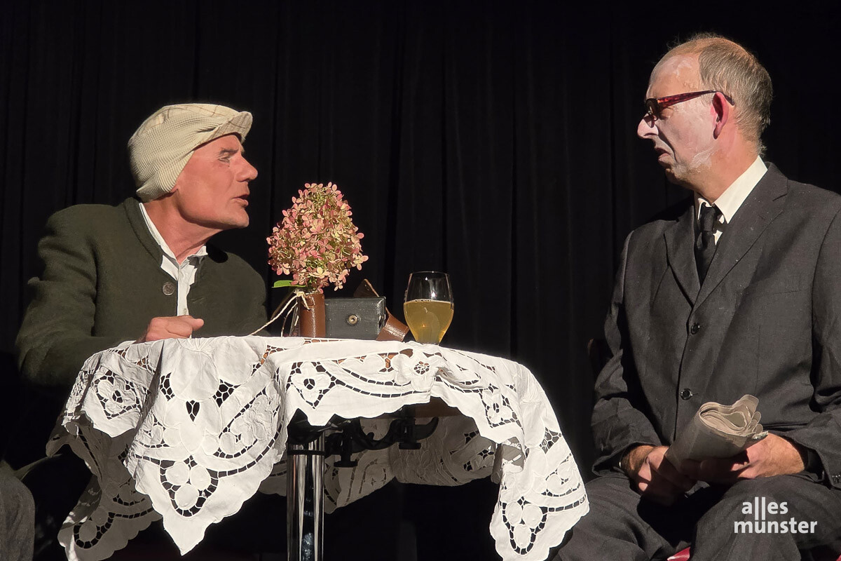 Schweyk (Norbert Kauschitz, li.) redet sich bei dem Gestapo-Agenten (Kolja Eicker) um Kopf und Kragen. (Foto: Jasmin Otman)