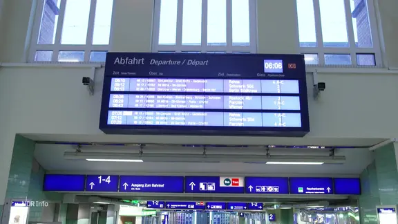 Eine Anzeigetafel in einem Bahnhof. 
