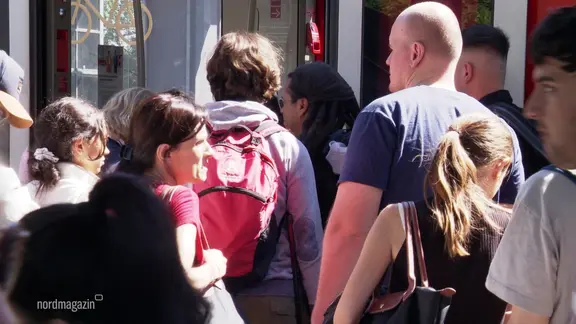 Menschenmenge am Bahnhof Bad Kleinen.