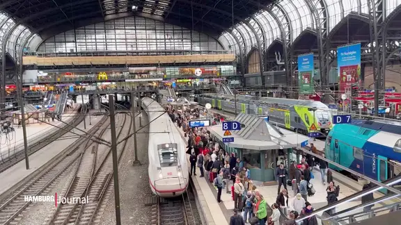 Ein überfülltes Gleis mit Menschen im Hamburger Hauptbahnhof.