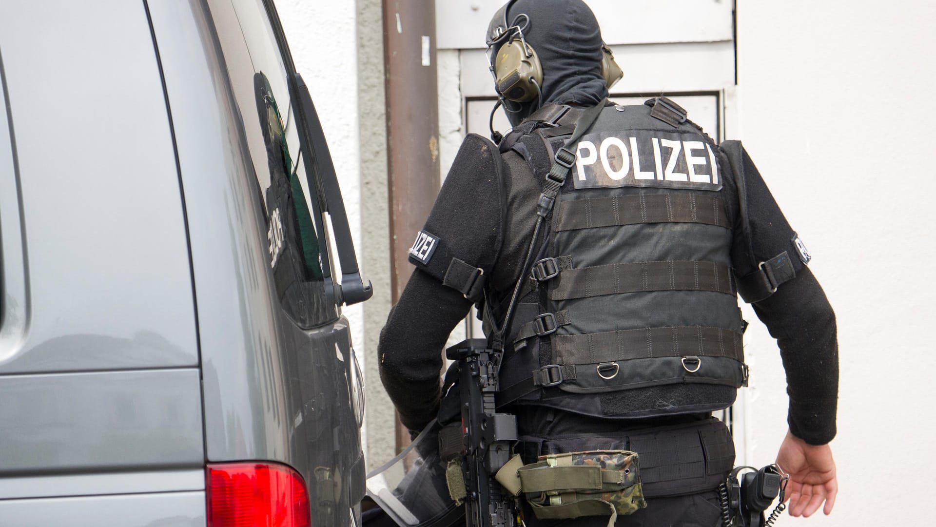 SEK-Beamter im Einsatz: Der mutmaßliche Kriegsverbrecher wurde in München festgenommen.