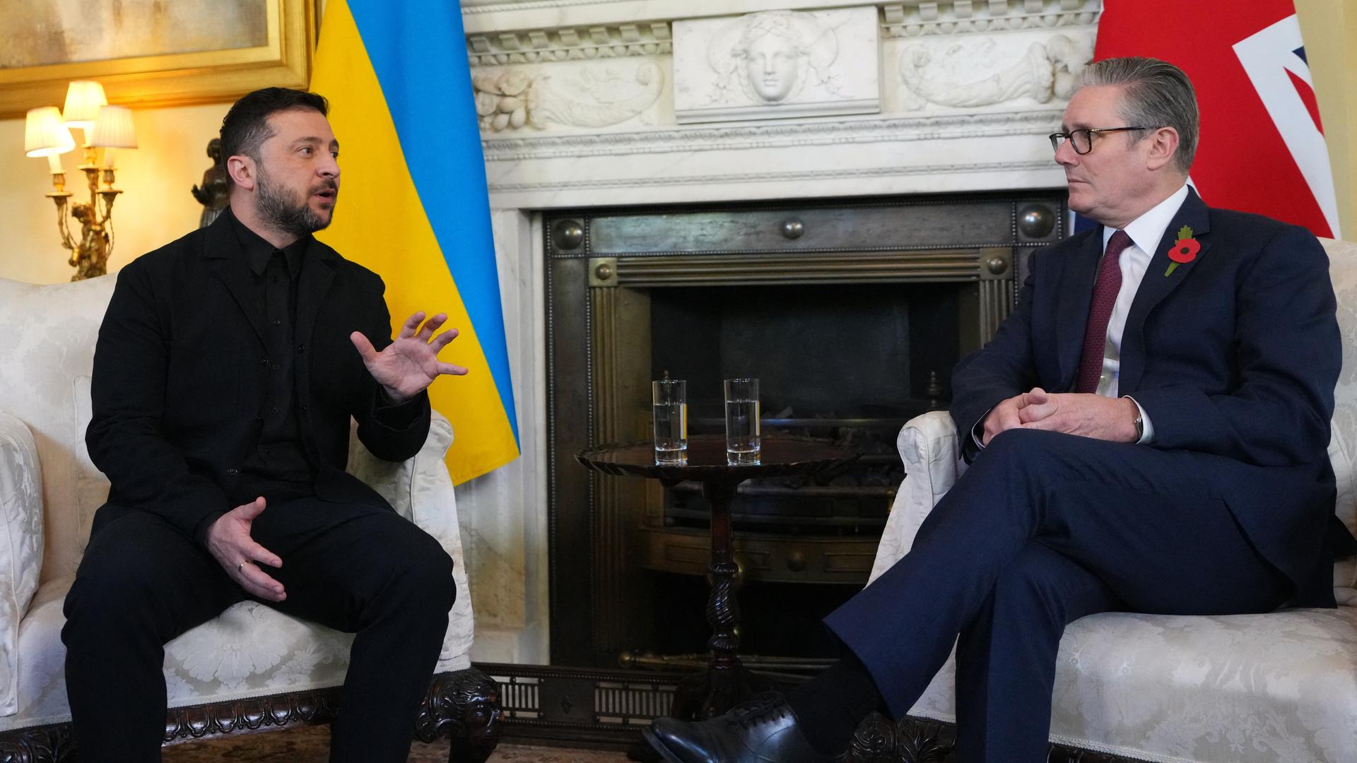 Der ukrainische Präsident Wolodymyr Selensykj (l.) und der britische Premierminister Keir Starmer (r.) sitzen nebeneinander, hinter ihnen die Nationalflaggen. Selenskyj spricht und gestikuliert. Der ukrainische Präsident Wolodymyr Selensykj (l.) und der britische Premierminister Keir Starmer (r.) sitzen nebeneinander, hinter ihnen die Nationalflaggen. Selenskyj spricht und gestikuliert.