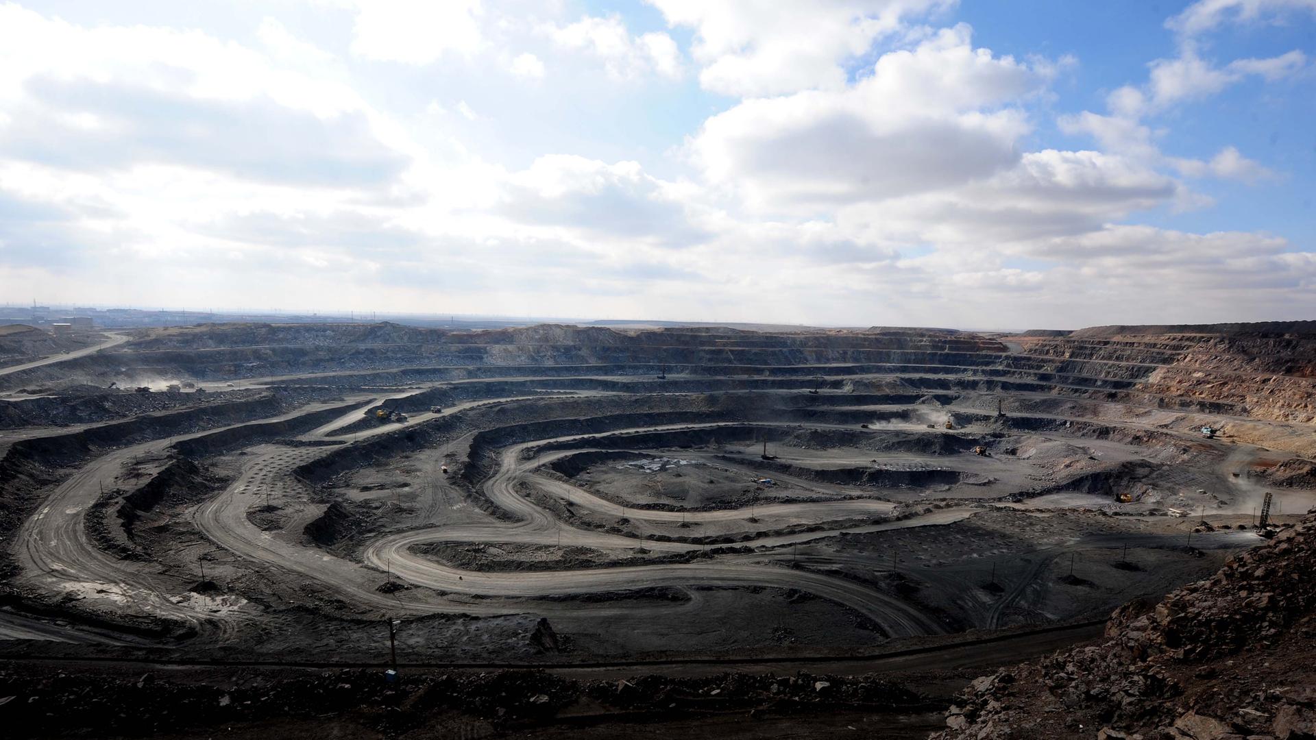 China, Baotou: Die Bayan-Obo-Mine für Seltene Erden in der Inneren Mongolei.  China, Baotou: Die Bayan-Obo-Mine für Seltene Erden in der Inneren Mongolei.