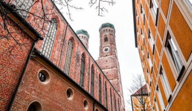 Münchner Liebfrauendom wird mit Klimastreifen beleuchtet