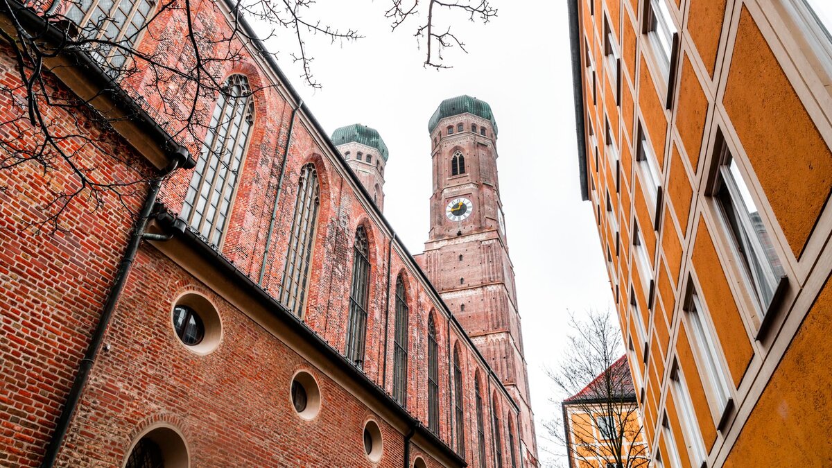 Münchner Liebfrauendom wird mit Klimastreifen beleuchtet
