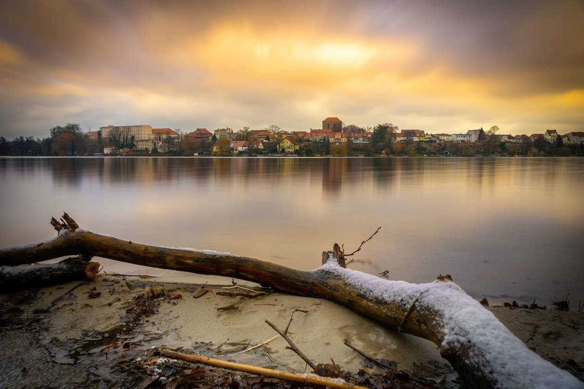 Nur 20 Minuten von Berlin entfernt findet ihr die „grüne Stadt am See“ mit 3.000 Hektar Wald und 300 Hektar Wasserfläche, an der Europas einzige Oberleitungsfähre verkehrt