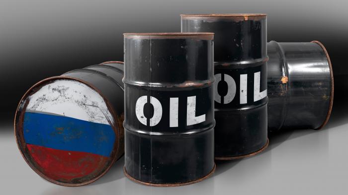 Ölfasser mit russischer Trikolore.