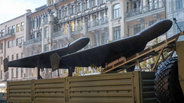Russische Drohne Geran (Shahed) auf einer Straße in Moskau vor der Parade zum Tag des Sieges