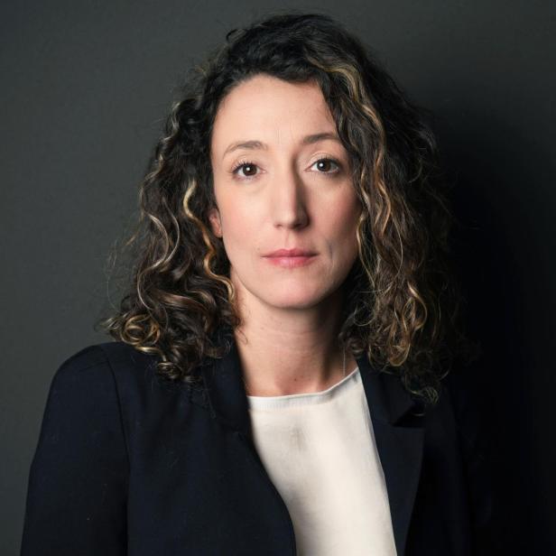 Porträt von Siobhán Geets vor einem dunklen Hintergrund.