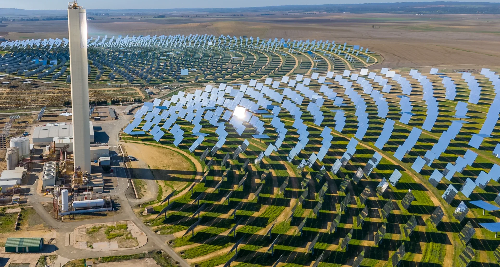 Eine spanische Sonnenfarm, in der ein zentraler Turm Sonnenlicht bündelt