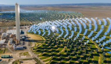 Eine spanische Sonnenfarm, in der ein zentraler Turm Sonnenlicht bündelt
