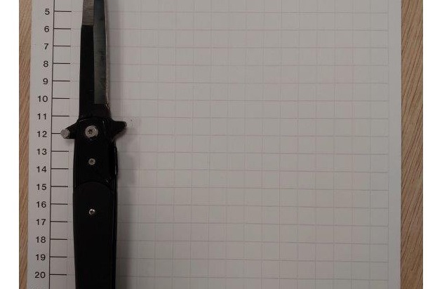 BPOL NRW: Bundespolizei stellt Springmesser bei Handgepäckkontrolle am Flughafen ...