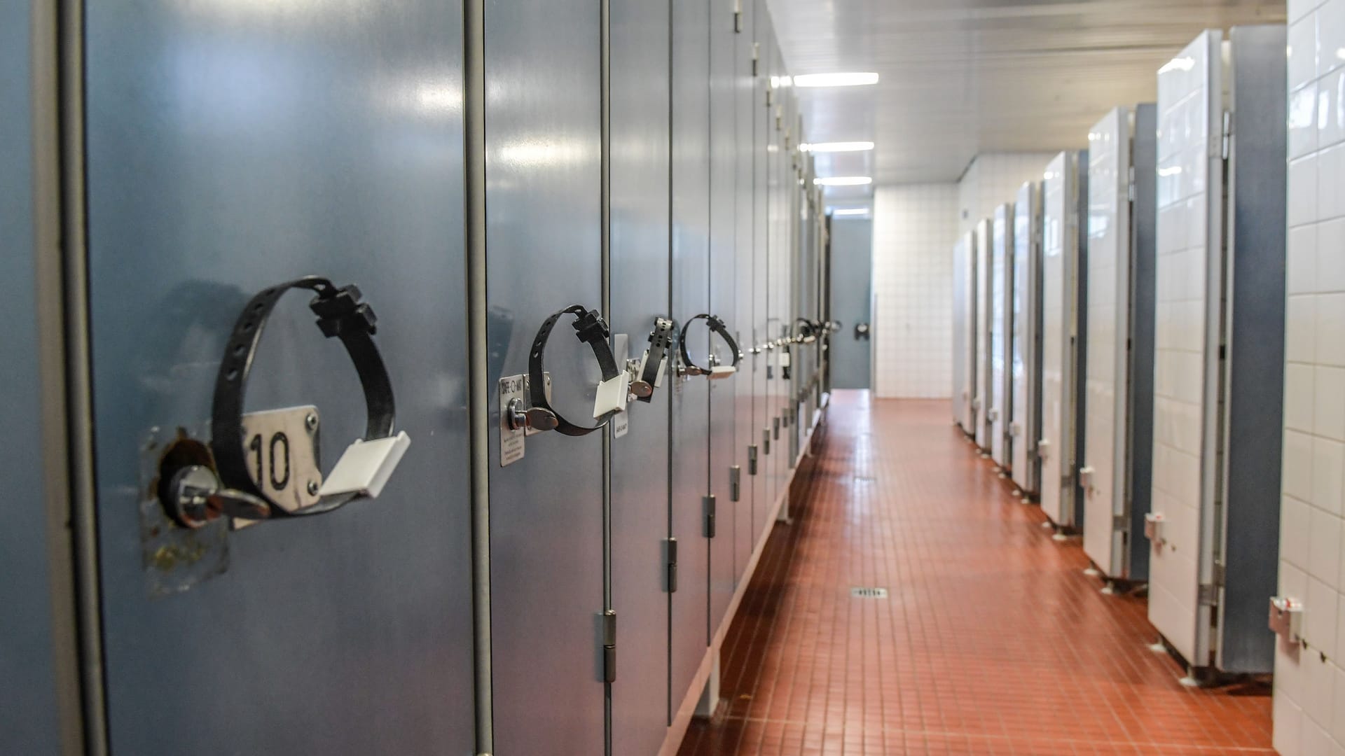 Spinde und Umkleidekabinen in einem Schwimmbad (Symbolbild): Der Bademeister hielt den Verdächtigen bis zum Eintreffen der Polizei fest. Spinde und Umkleidekabinen in einem Schwimmbad (Symbolbild): Der Bademeister hielt den Verdächtigen bis zum Eintreffen der Polizei fest.