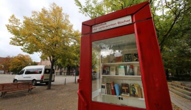 Potsdamer Gedenkort zur Bücherverbrennung: Jugendliche zünden Bücher an
