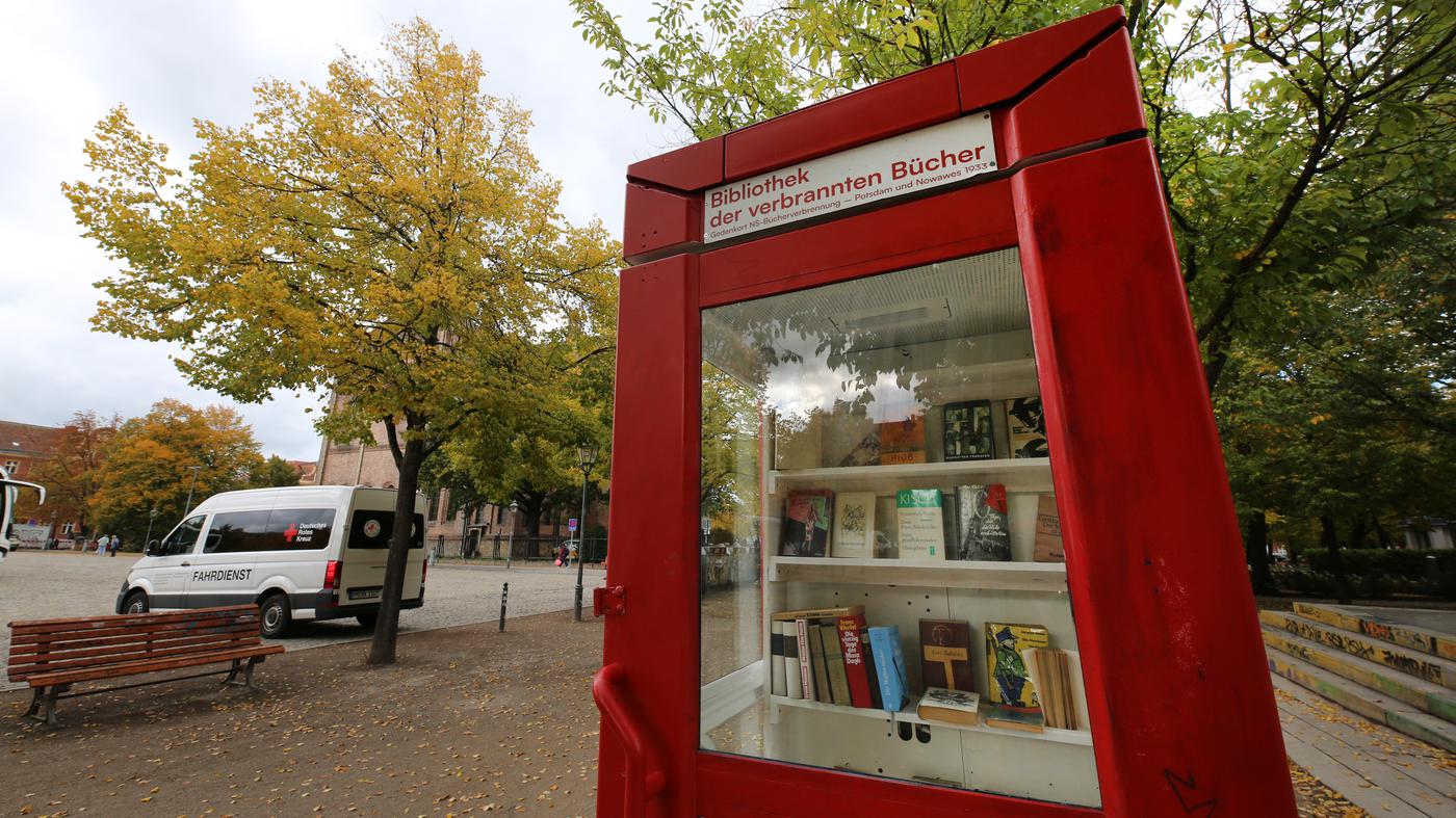 Potsdamer Gedenkort zur Bücherverbrennung: Jugendliche zünden Bücher an