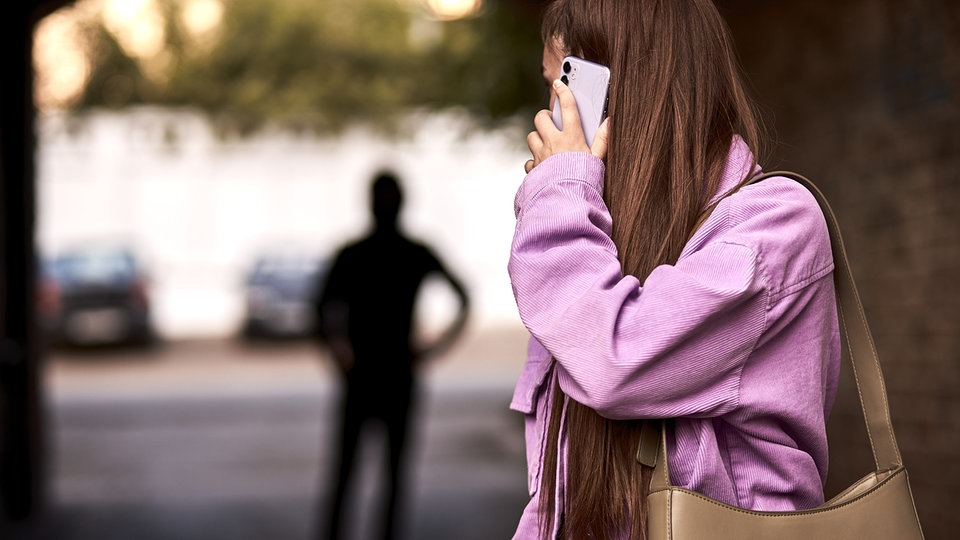 Eigene Tochter gestalkt: Vater erhält Strafbefehl in Leipzig