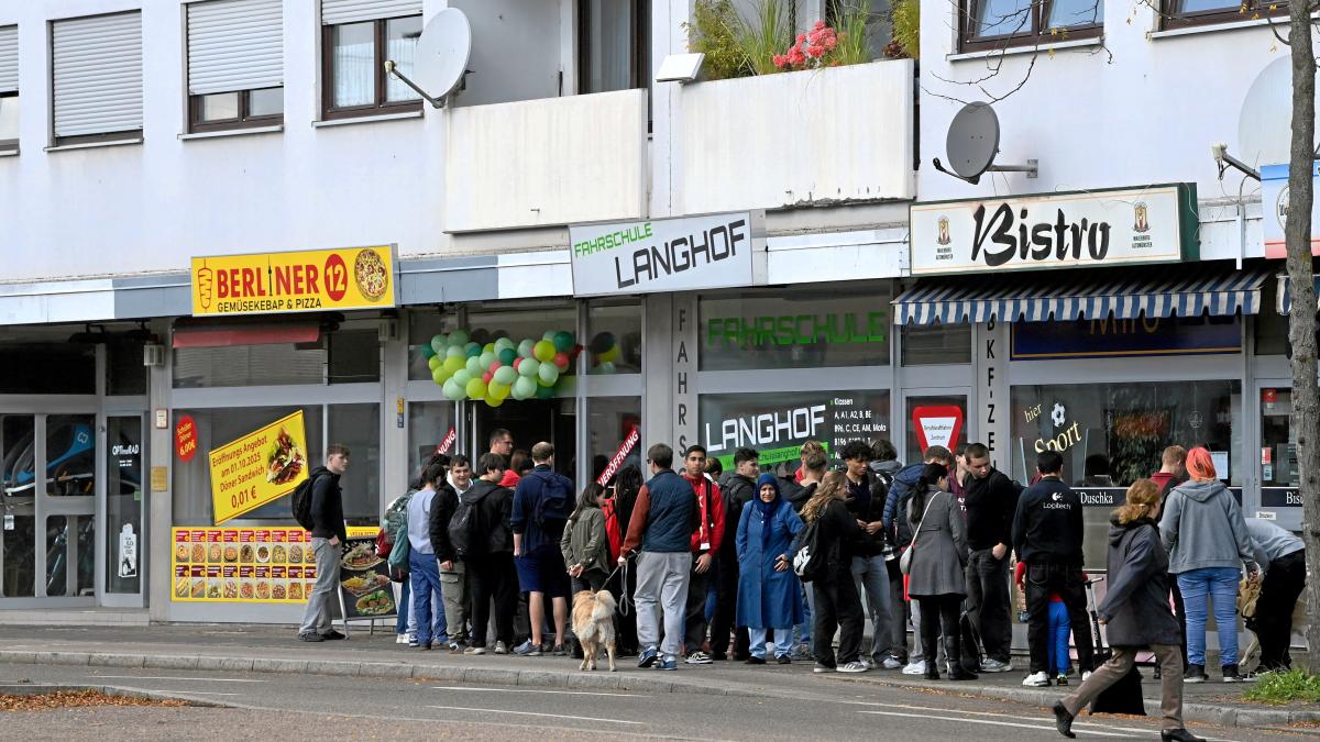 Der Andrang vor neuem Geschäft in Augsburg-Hochzoll ist groß