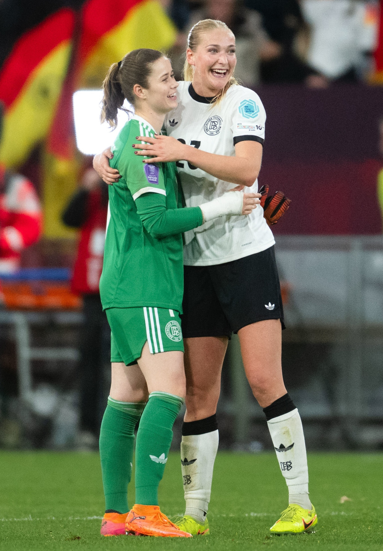 Stammtorhüterin erfolgreich vertreten: Deutschlands Stina Johannes (links) freut sich nach der Partie ohne Gegentor.
