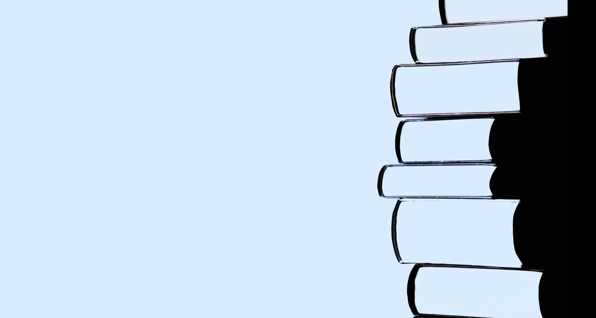 Stapel mit Büchern