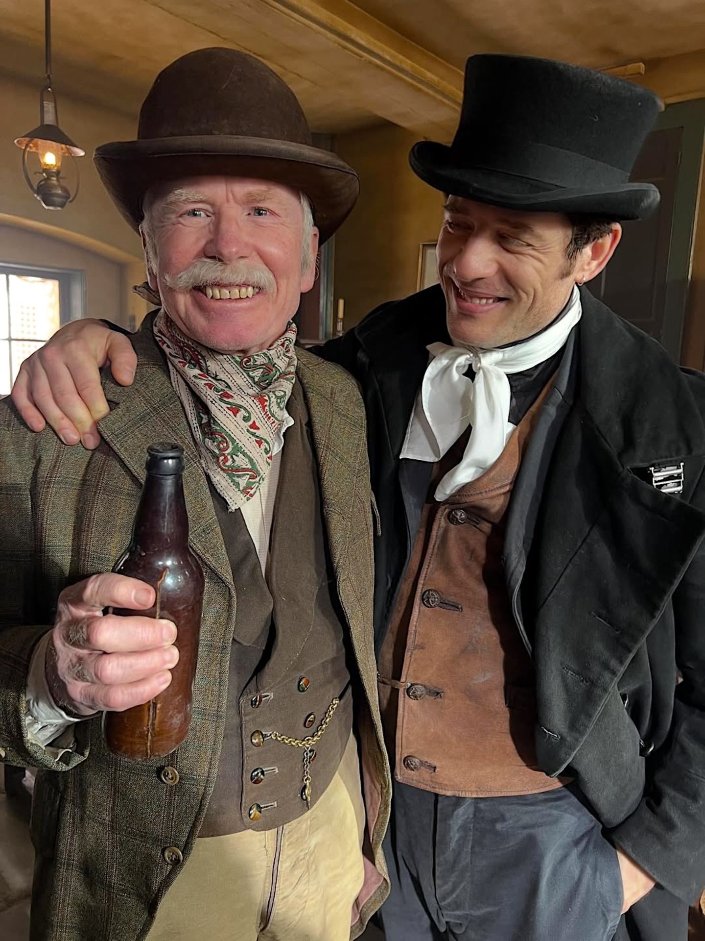 Auf ein Porter mit Papa Hugh! "House of Guinness"-Star James Norton konnte mit seinem Vater am Set der neuen Netflix-Serie Zeit verbringen, der spielt dort augenscheinlich auch eine kleine Rolle. Die witzigen Familienbilder, Mama Lavinia ist auch dabei, schein allerdings schon etwas älter zu sein. Schließlich wurde gerade erst die Premiere der ersten Staffel gefeiert, und eine zweite ist noch nicht offiziell bestätigt. Mit einem mehr als spannenden Cliffhanger aber doch ziemlich wahrscheinlich. 