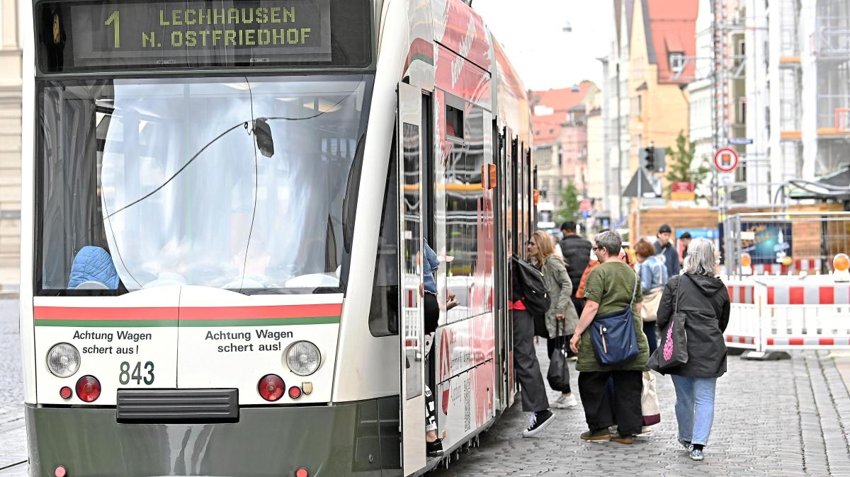 Betrunkene Frau randaliert in Tram und attackiert junge Ausländer in Augsburg