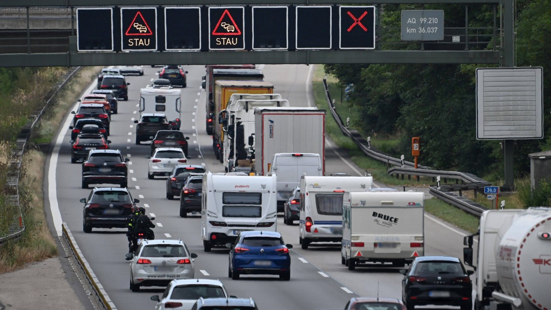 Stau auf der A99 (Archivbild): Bei einem Unfall nahe München entstand ein hoher Sachschaden. Stau auf der A99 (Archivbild): Bei einem Unfall nahe München entstand ein hoher Sachschaden.