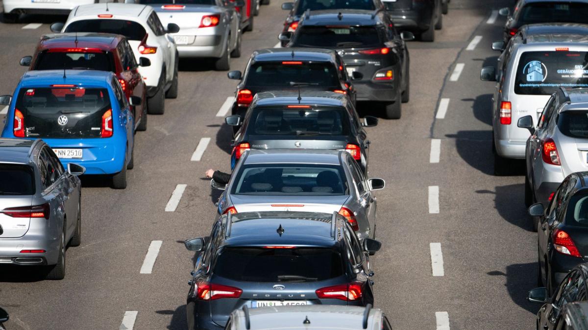 Unfall auf A9 mit mehreren Fahrzeugen – kilometerlanger Stau in Richtung Nürnberg
