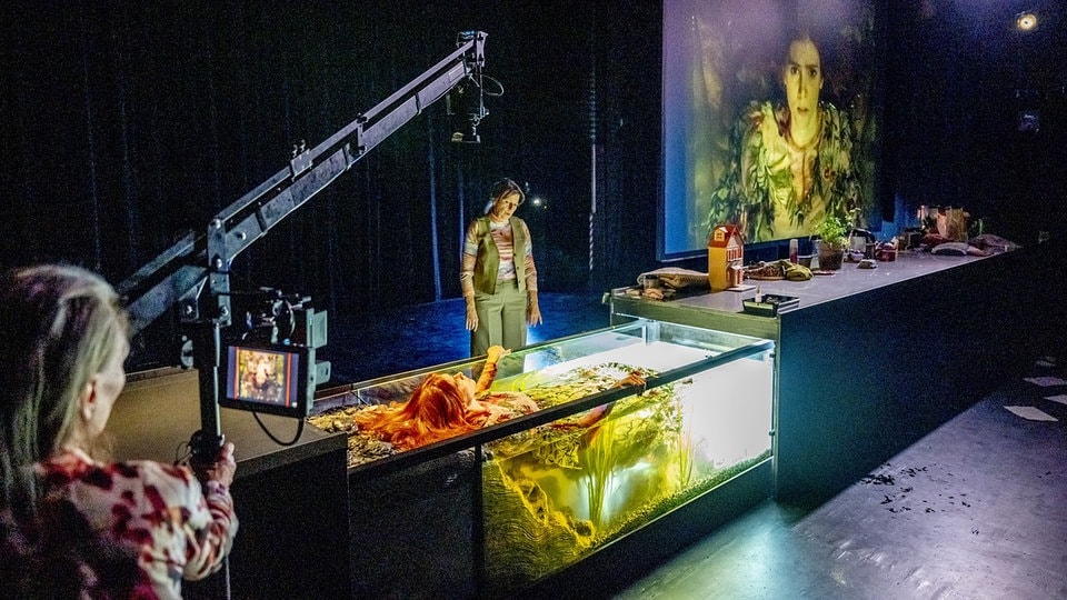 "Staubfrau": Am Theater in Leipzig feiert Stück über Gewalt gegen Frauen Premiere