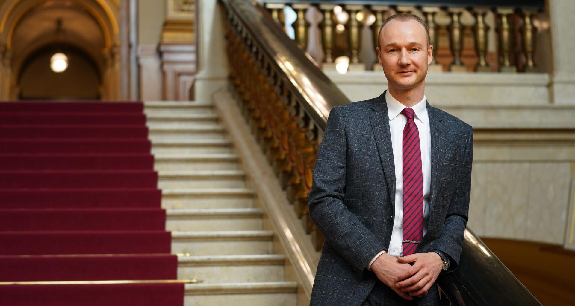 Der Hamburger Antisemitismusbeauftragte Stefan Hensel steht nach seiner Vorstellung im Treppenhaus des Rathauses.