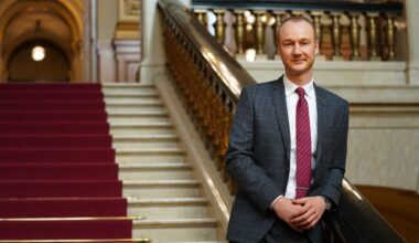 Der Hamburger Antisemitismusbeauftragte Stefan Hensel steht nach seiner Vorstellung im Treppenhaus des Rathauses.