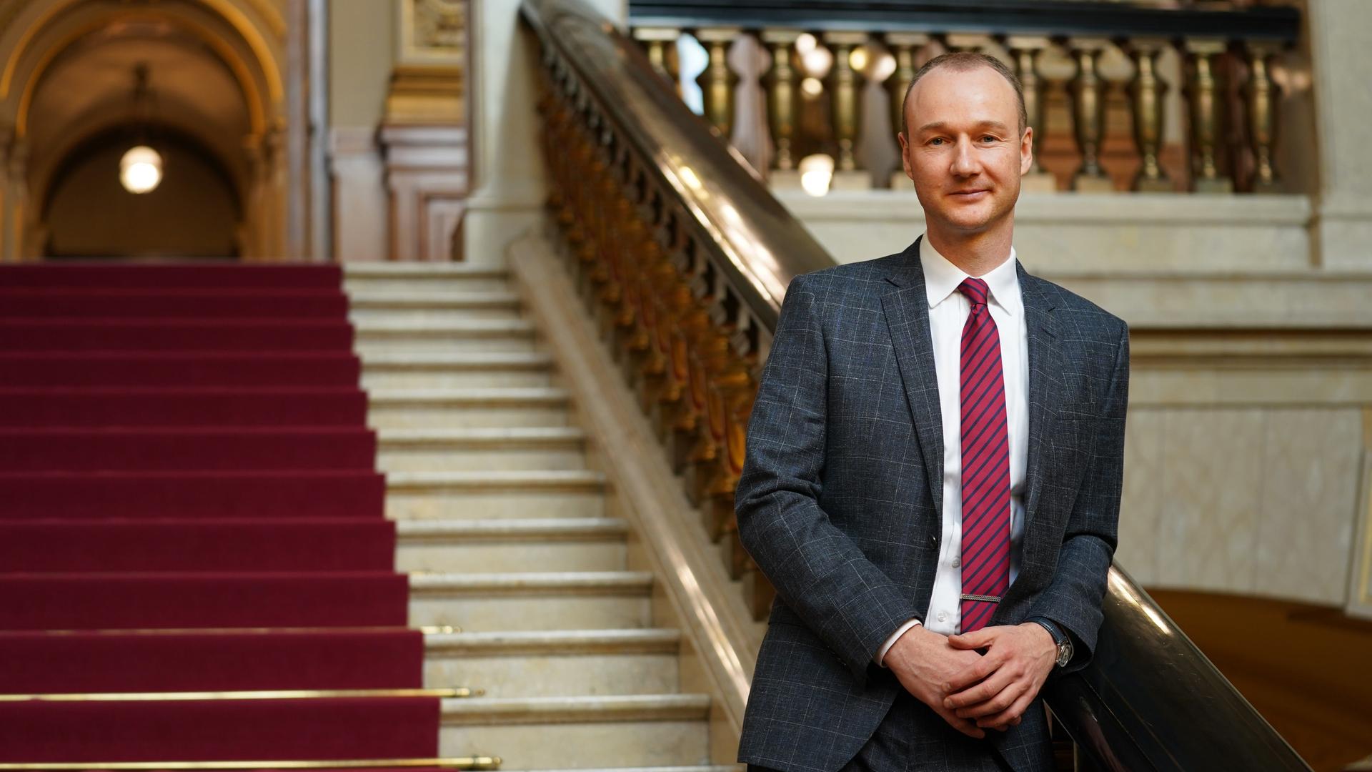 Der Hamburger Antisemitismusbeauftragte Stefan Hensel steht nach seiner Vorstellung im Treppenhaus des Rathauses. Der Hamburger Antisemitismusbeauftragte Stefan Hensel steht nach seiner Vorstellung im Treppenhaus des Rathauses.