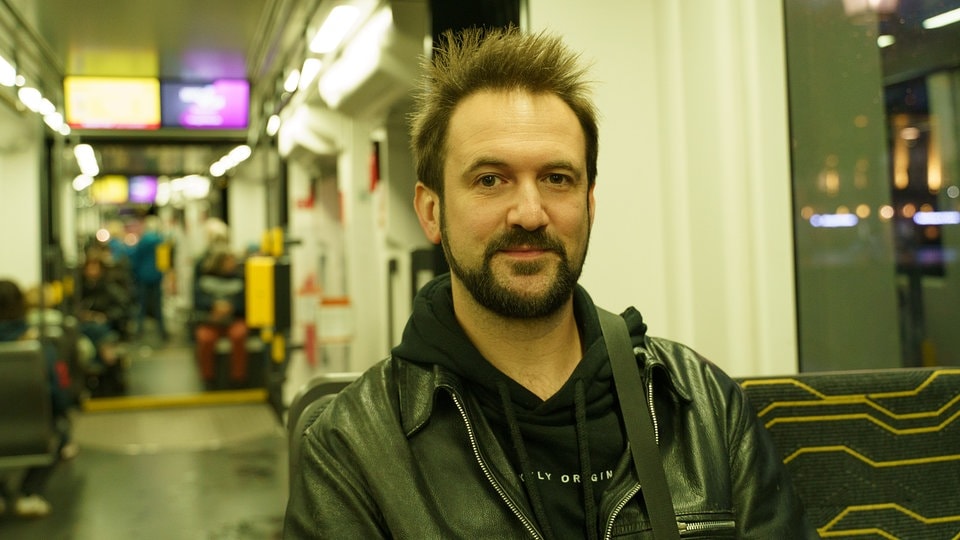 Im Schlummerlicht in den Feierabend - was sagen die Fahrgäste der Dresdner Straßenbahn?