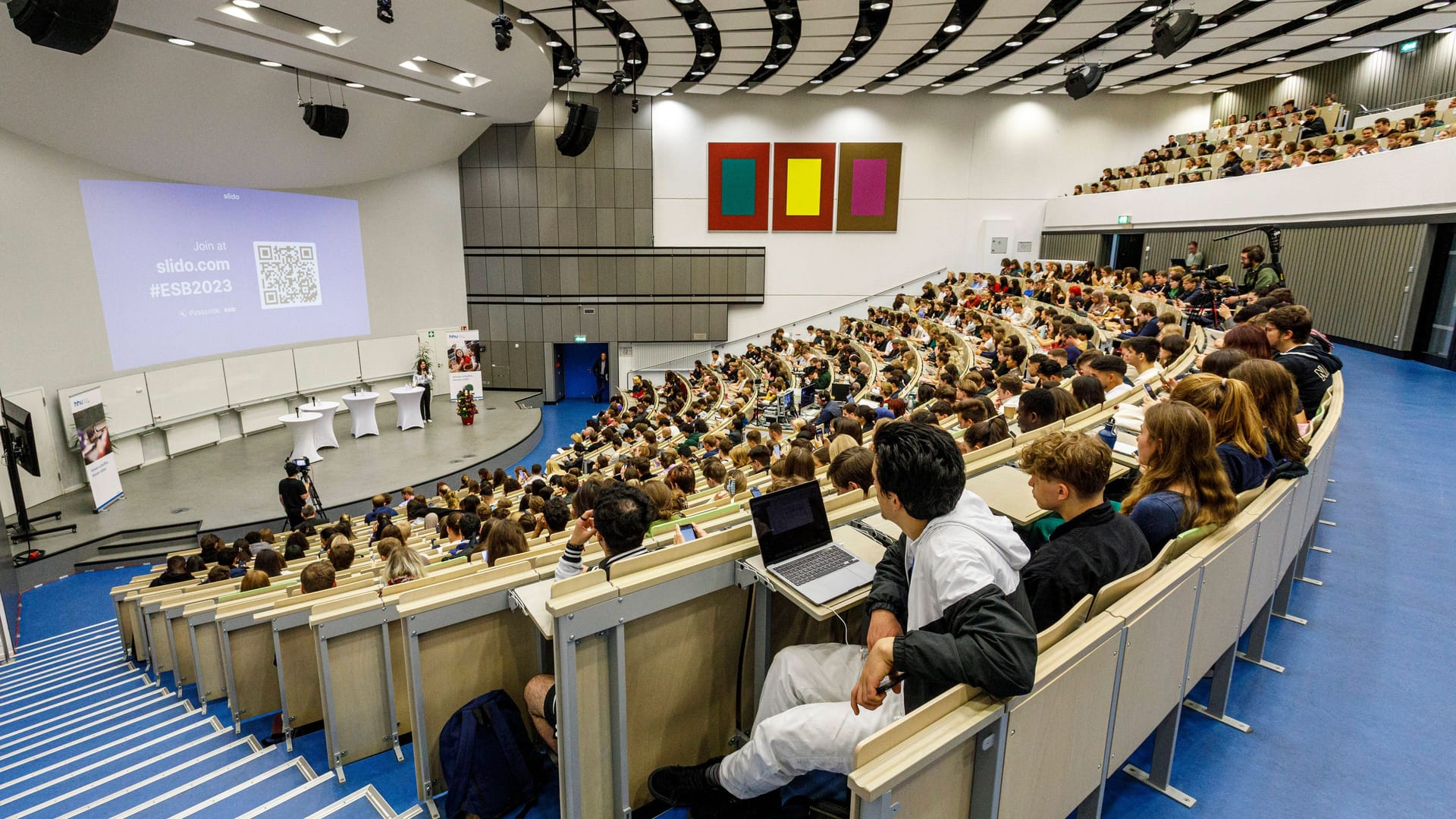 Studenten im Hörsaal zum Semesterstart in Düsseldorf (Archivfoto): Vielen wird das Geld für die Miete knapp.