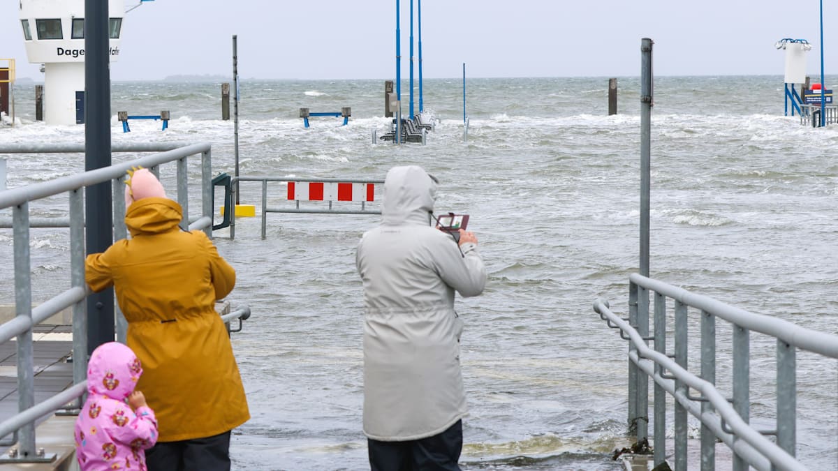 Sturmtief: „Detlef“ fegt über Deutschland – mehrere Verletzte und Sturmflut an der Nordsee