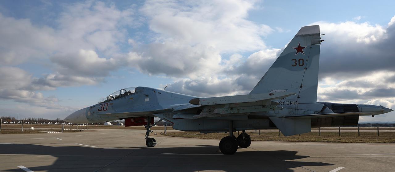 Ein russisches SU-30-Kampfflugzeug | picture alliance / ASSOCIATED PR Ein russisches SU-30-Kampfflugzeug